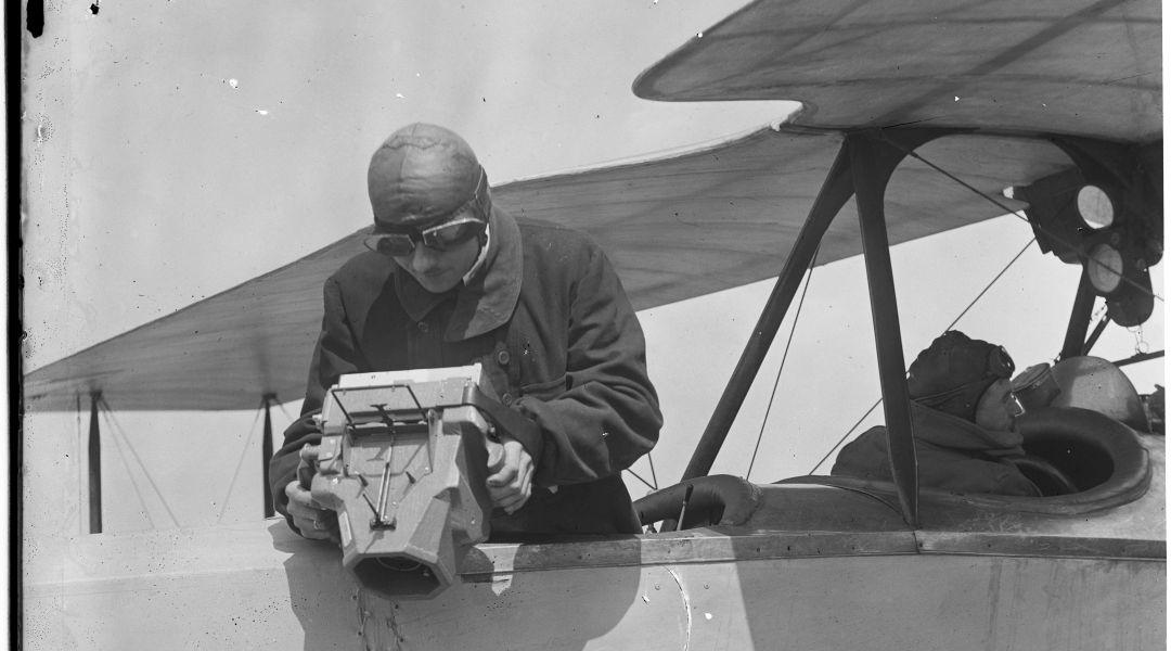 S/W Bildaufnahme : Mann im Flieger mit Kamera